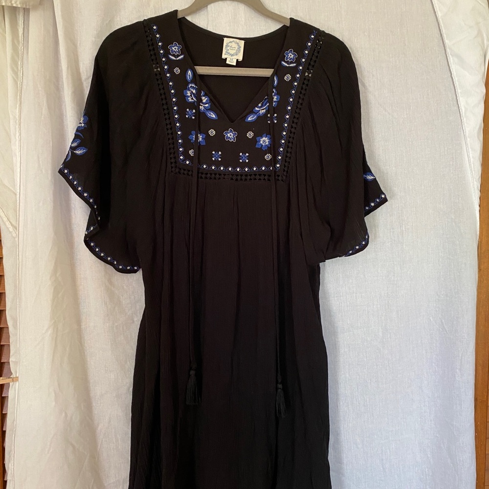 Francesca’s wide-armed black floral dress